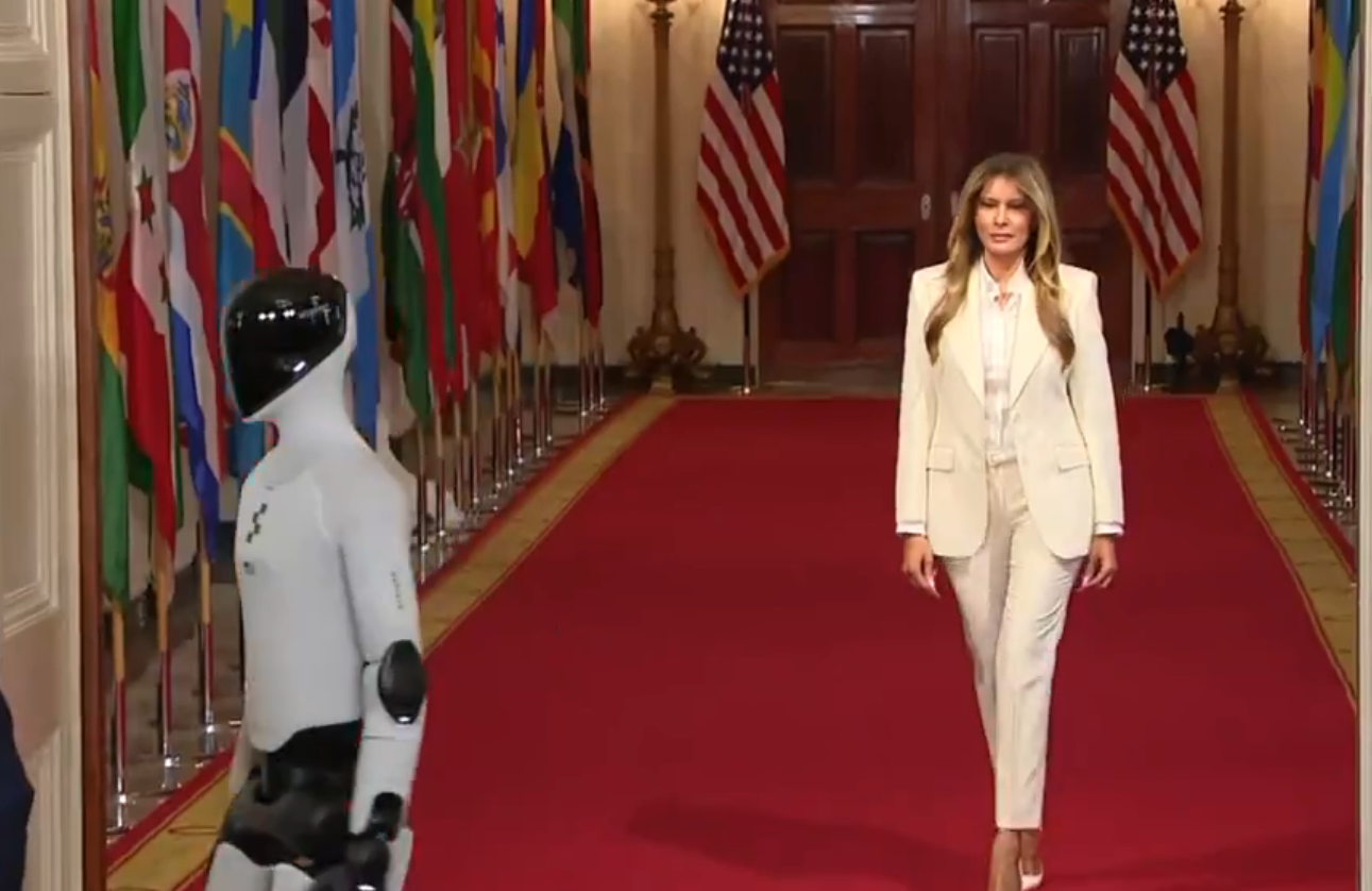 Melania Trump llegó a un evento de la Casa Blanca junto a un robot humanoide 1 Captura%20de%20pantalla%202026 03 25%20174306.png 69c449378c78b