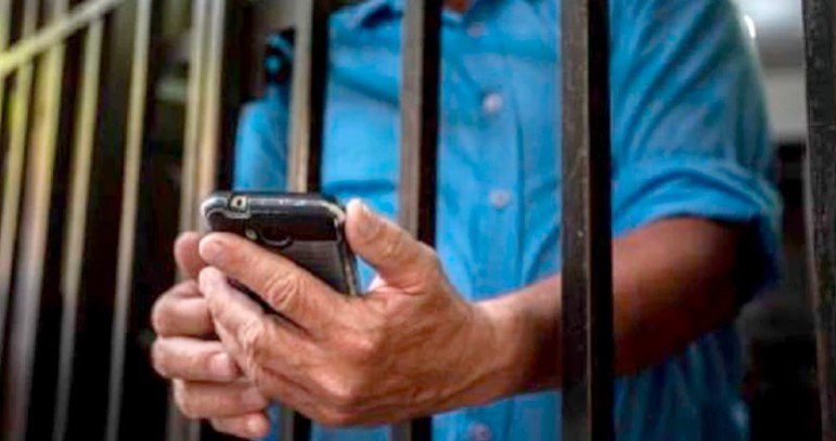 La Libertad Avanza propone prohibir celulares en cárceles para frenar delitos desde los penales | Política