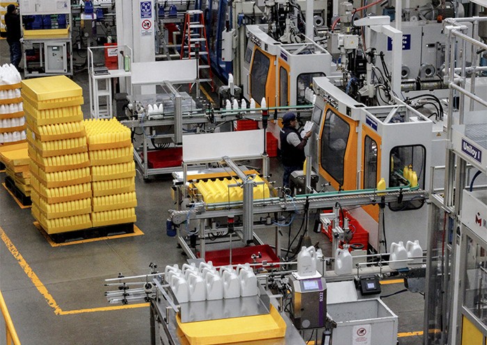 Suben 25% los precios del plástico para envases por el conflicto en Medio Oriente | Economía