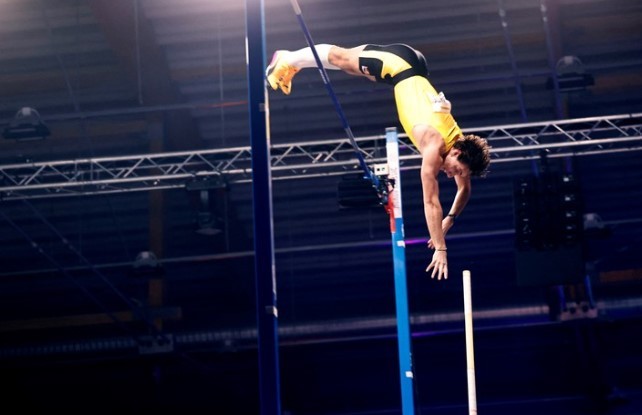 Armand Duplantis superó su propio récord mundial en salto con garrocha | Deportes