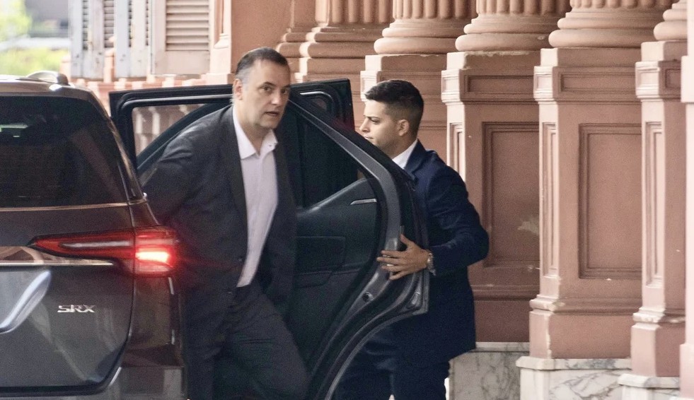 Adorni intenta mostrar gestión en medio del escándalo mientras citan a declarar a las cuatro mujeres que le prestaron dólares | Política