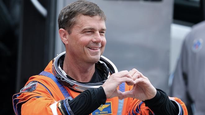 Nombran un cráter lunar en honor a la difunta esposa del comandante de Artemis II | Internacionales