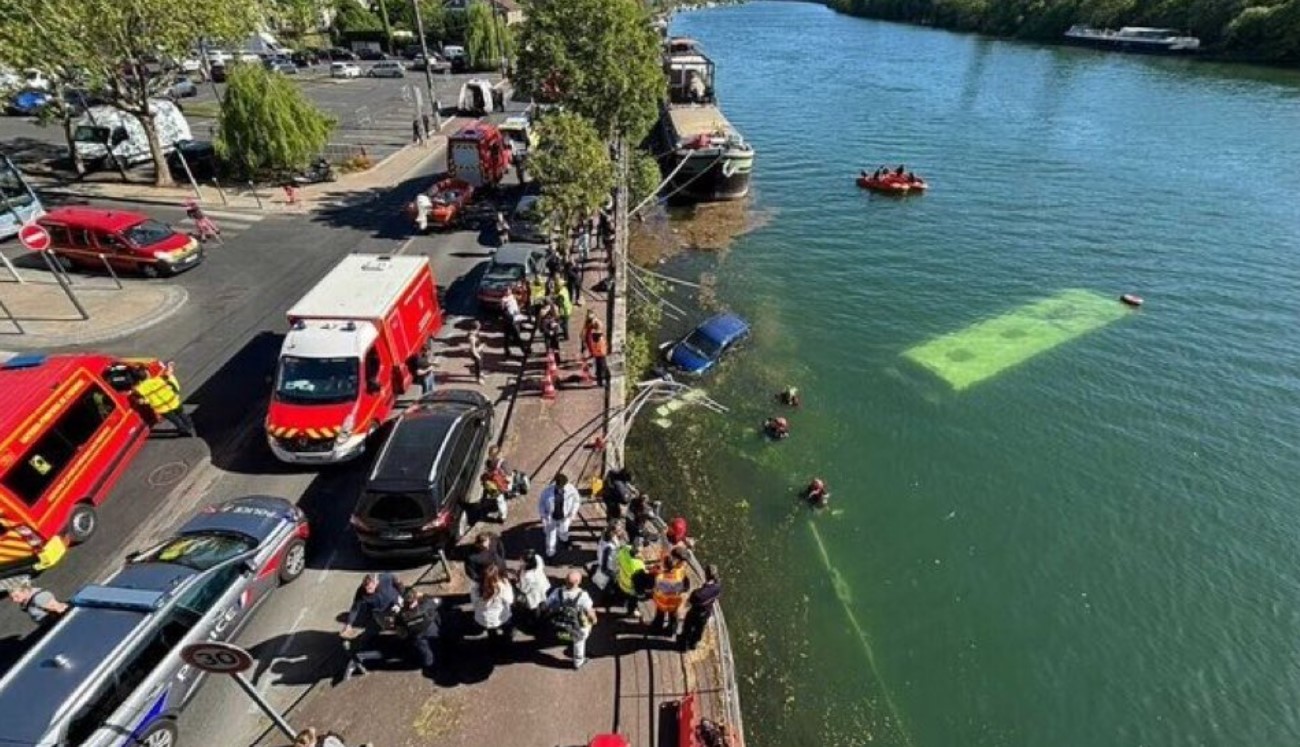 Cayó un colectivo al río Sena en París: rescataron a cuatro pasajeros | Internacionales