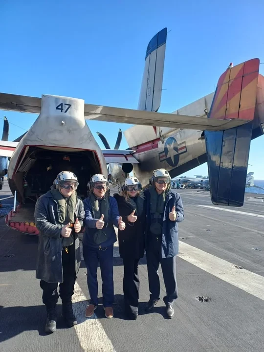 Milei viajó a Mar del Plata para fotografiarse en el portaaviones estadounidense USS Nimitz | Política