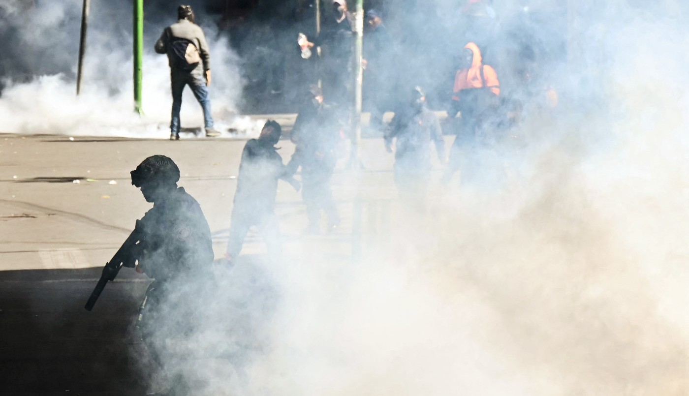Nueva jornada de violencia en La Paz: choques entre la policía y manifestantes y bloqueos en la Sede del Gobierno | Internacionales