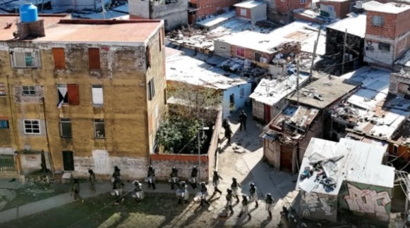 Megaoperativo en Fuerte Apache: Gendarmería y la Policía Bonaerense buscan desarticular a las bandas del barrio | Actualidad