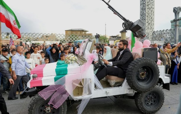 Irán: Bodas públicas de parejas dispuestas al sacrificio en la guerra contra EEUU e Israel | Internacionales
