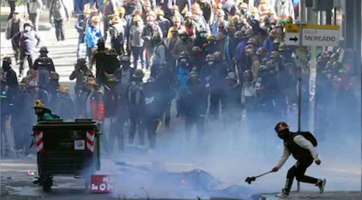 Bolivia: al menos un herido tras choques entre policías y manifestantes en La Paz que reclaman la renuncia del presidente | Internacionales