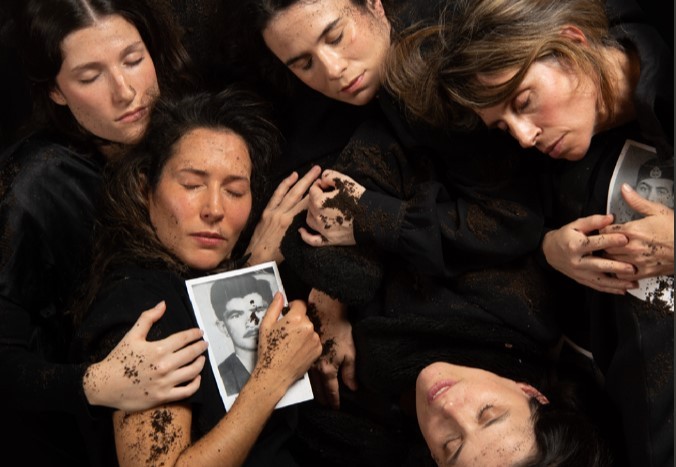 Voces de mujeres y heridas abiertas en “País amargo", que une historias de Chipre y Argentina | Espectáculos