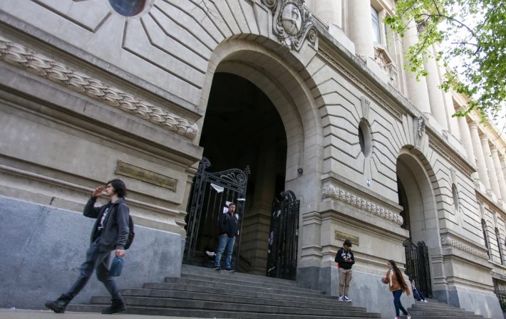 Los alumnos del Colegio Nacional de Buenos Aires reactivaron la medida de fuerza al término del turno noche | Actualidad