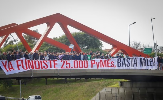 Organizaciones gremiales marcharon contra del cierre de PyMEs | Política