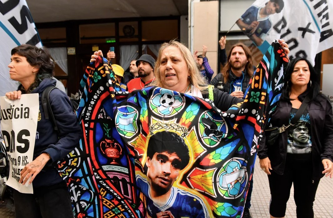 Maradona presentó una “cirrosis hepática” y tenía “edema” en el cerebro, según los médicos | Deportes