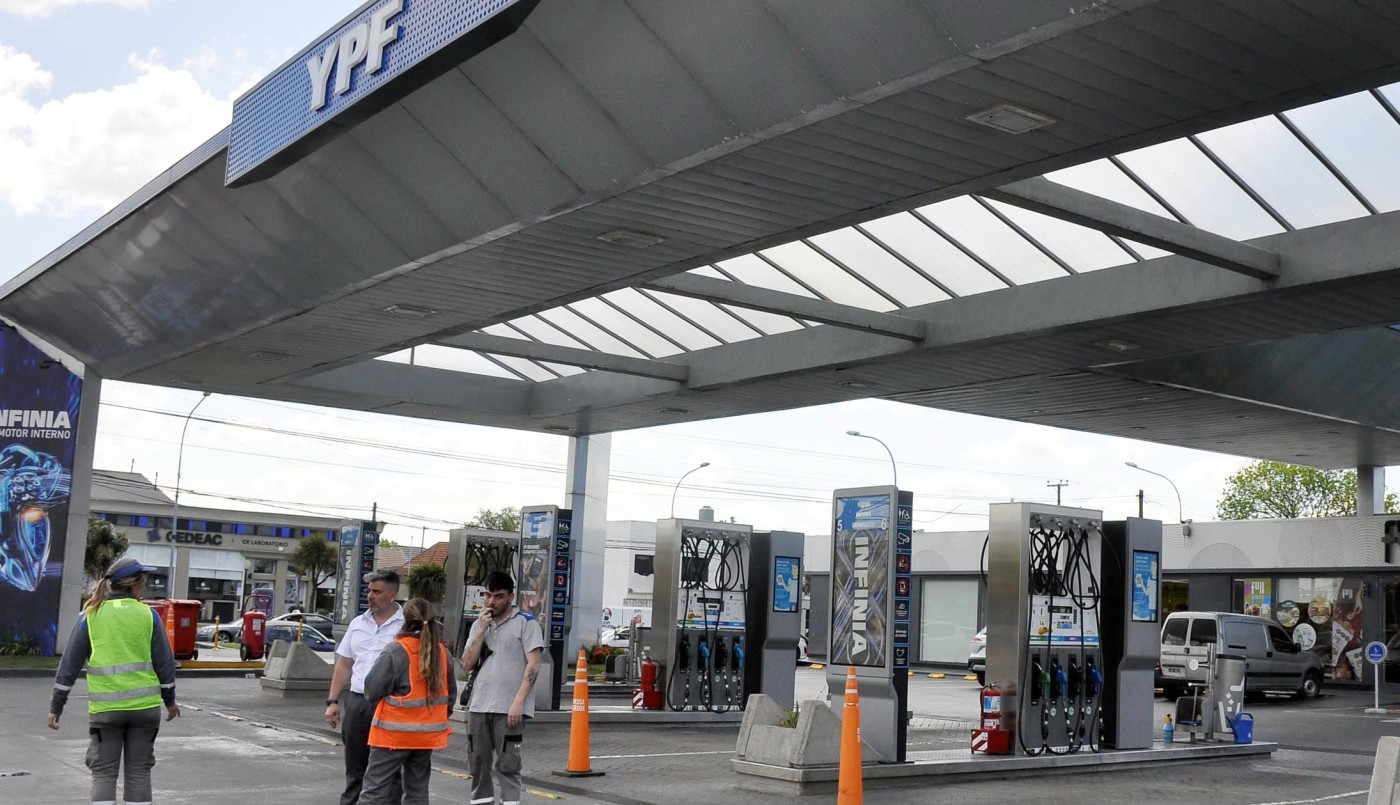 YPF confirmó un aumento del 1% en los combustibles y alargó el congelamiento por 45 días más | Economía