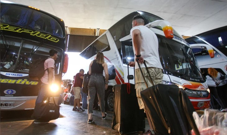 El Gobierno deja de financiar pasajes gratis en micros de larga distancia a discapacitados, trasplantados y niños con cáncer | Economía