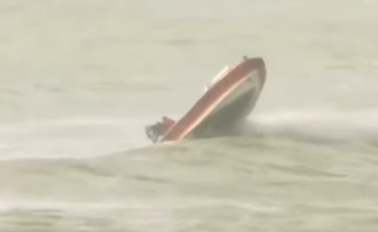 Ingresaron al mar en medio de la ciclogénesis, los rescataron y fueron denunciados | Actualidad