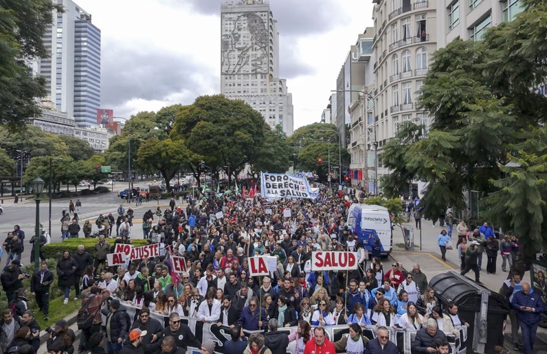 Trabajadores de la salud y organizaciones sociales marcharon a Plaza de Mayo contra el ajuste en el sector | Política