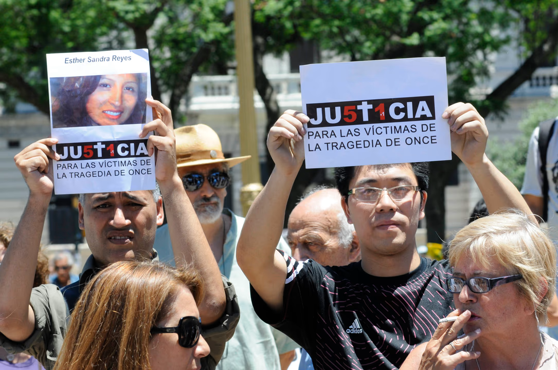Familiares de las víctimas de la Tragedia de Once repudiaron la prisión domiciliaria de De Vido | Política