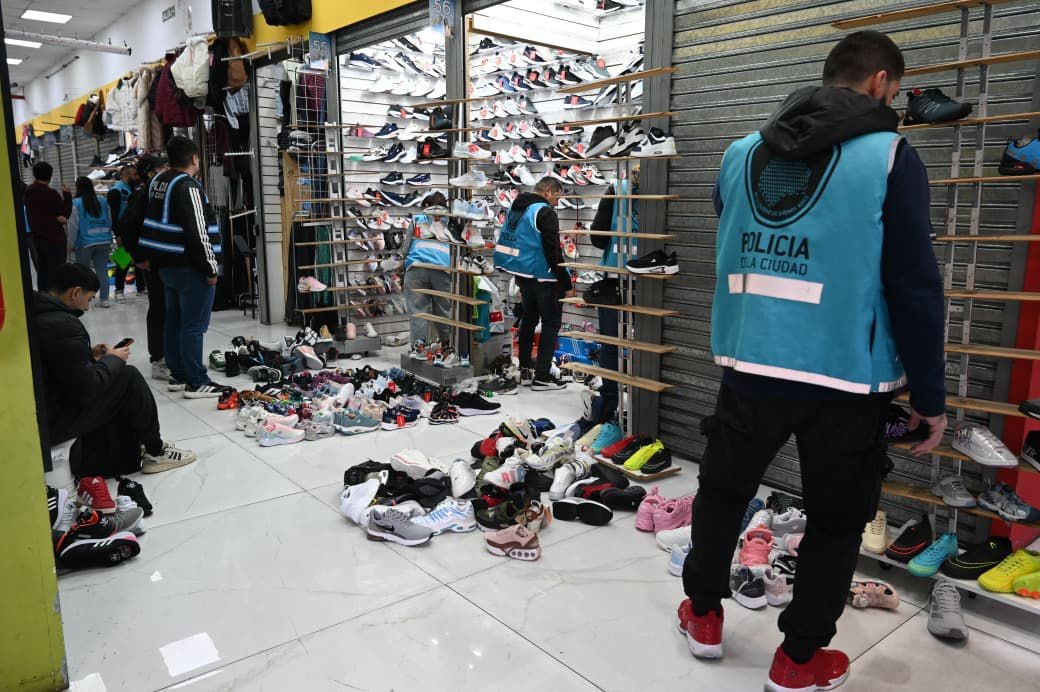 Contrabando: secuestraron 2.700 pares de zapatillas en Retiro | Actualidad