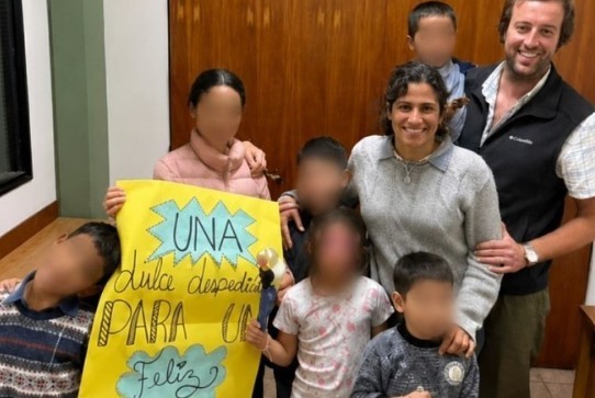 Seis hermanitos encontraron una familia gracias a una jueza que insistió para que los adopten juntos | Actualidad