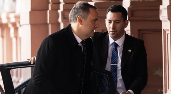 Pese a la presión de los aliados, en el entorno de Adorni descartan una renuncia o licencia | Política