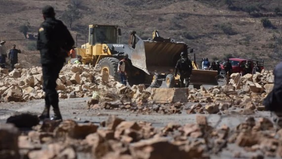 Bolivia intenta salir de la crisis: liberan caminos y llegan camiones con combustible | Internacionales