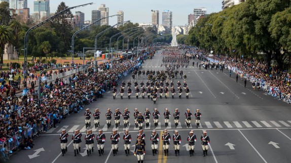 El Gobierno evalúa suspender el desfile militar del 9 de Julio en medio del ajuste en Defensa | Política