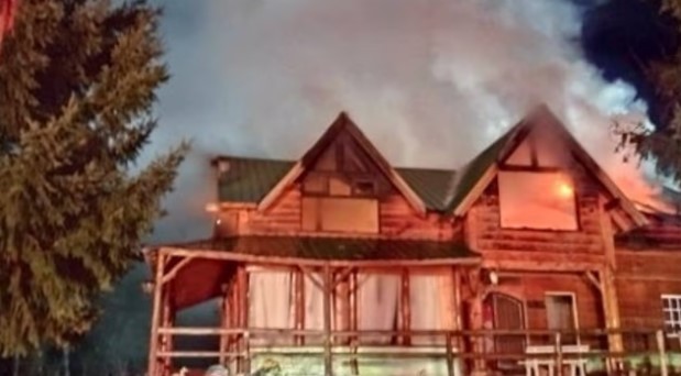Un incendio destruyó un ex motel de Villa La Angostura: varias familias se quedaron sin hogar | Actualidad