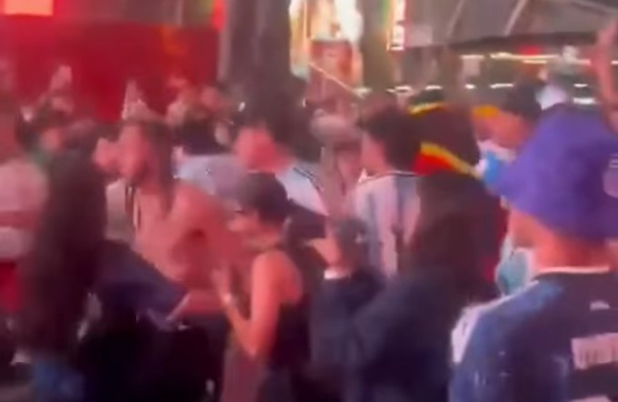 Incidentes en Times Square: choques entre hinchas argentinos y argelinos en Nueva York | Deportes