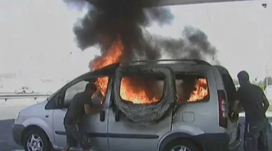 Italia: incendiaron un auto con cuatro trabajadores rurales extranjeros adentro | Internacionales