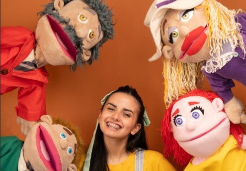 "Renata y los últimos": títeres para adultos, actuantes y músicos en vivo | Espectáculos