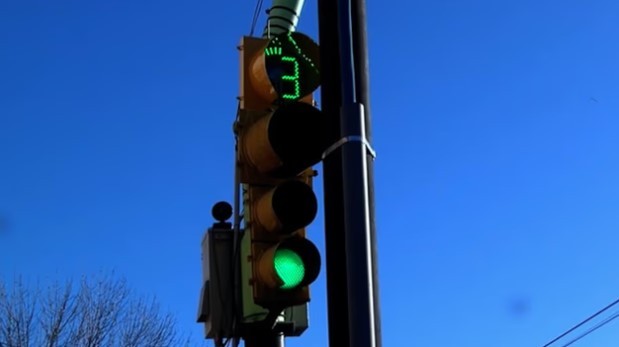 Cómo funciona el primer semáforo con inteligencia artificial instalado en una ciudad argentina | Actualidad