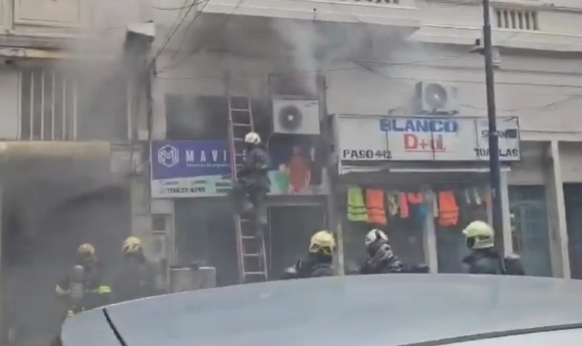 Se prendió fuego un local en Once: hay cerca de 40 personas afectadas, siete menores de edad | Actualidad