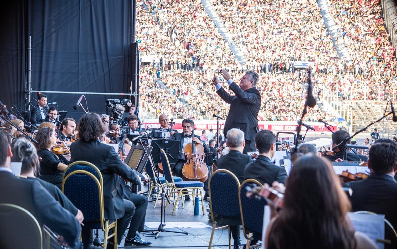 El argentino Carlos Vieu dirigió un concierto gratuito en el Estadio Nacional de Chile ante más de 40 mil personas | Espectáculos