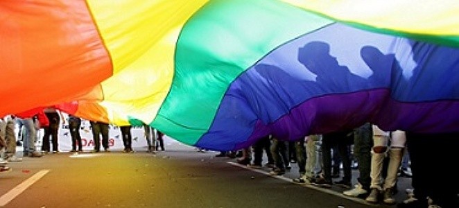 Comunidad gay de San Juan realizó una "besada masiva" frente a la Policía | Actualidad