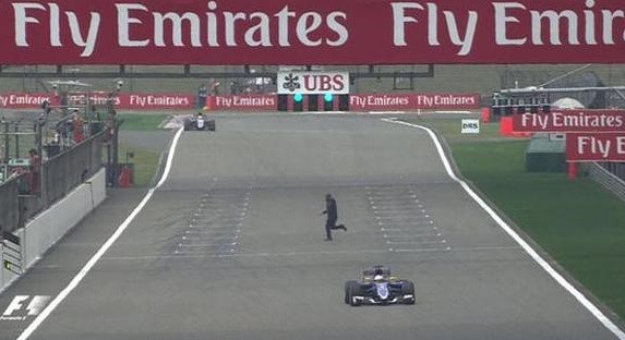 Se cruzó en la pista de ensayo de la F1 y casi provoca una tragedia | Deportes