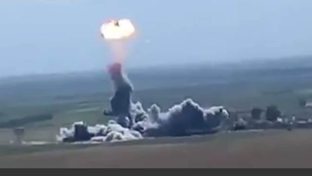 Un coche bomba pisó una mina antipersonal y estalló en el aire | Internacionales