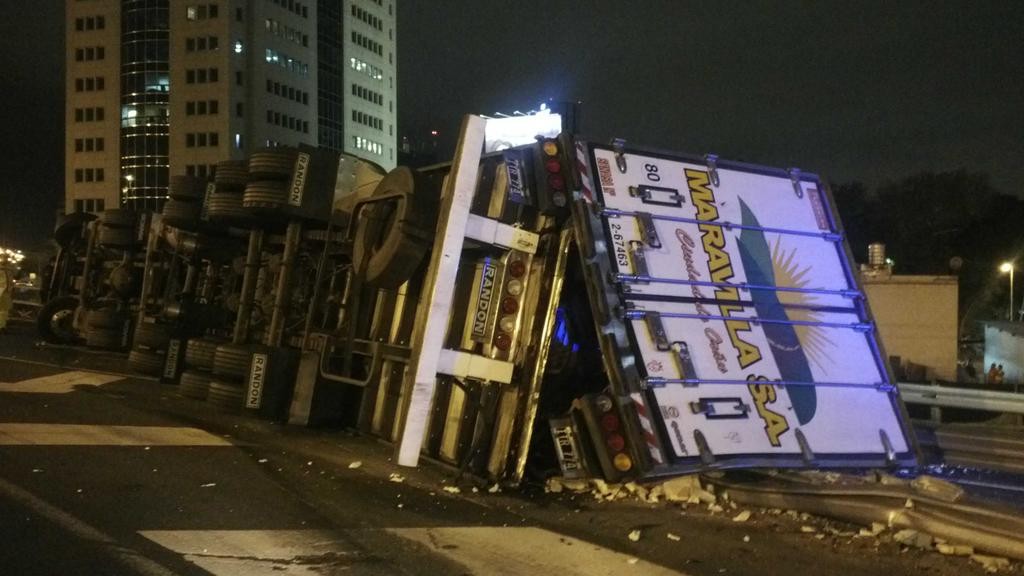 Volcó un camión con pollos en General Paz y Panamericana | Actualidad
