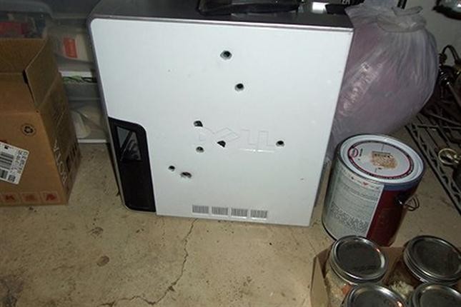 La computadora no le andaba bien: se hartó y le pegó 8 tiros | Tecno