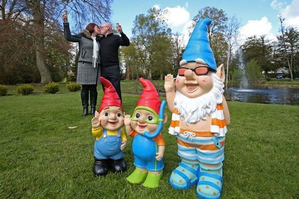 Ganaron la lotería y quieren gastarla en "malcriar" a sus enanos de jardín | Internacionales