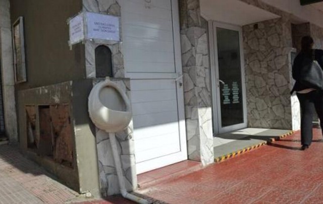 Instaló un mingitorio en la puerta porque le orinaban la vereda | Actualidad