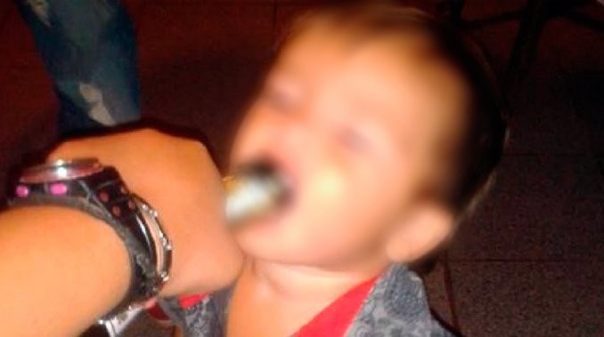 Indignación por una madre que le dio de beber sidra a su bebé | Actualidad