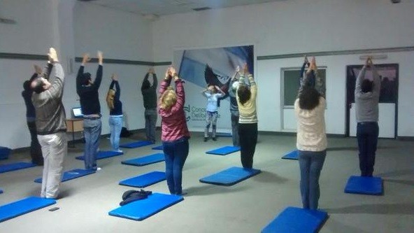 Córdoba: En el Concejo Deliberante, los empleados prueban con el yoga | Actualidad