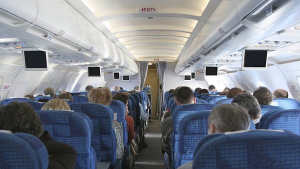 ¿Cuáles son los asientos más seguros del avión? | Actualidad