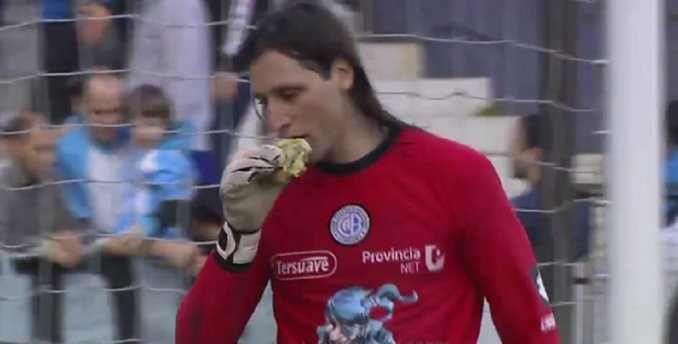 A Olave le tiraron una hamburguesa en pleno partido y se la comió | Deportes