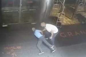 Video: así fue la violenta detención del ex tenista James Blake | Deportes