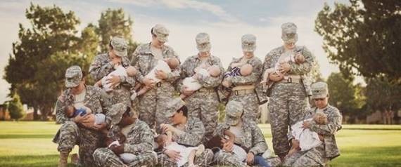 Foto viral: diez soldados de Estados Unidos en uniforme dando de amamantar | Internacionales