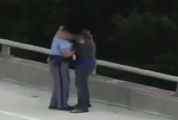 El abrazo de un policía que salvó la vida de un hombre | Curiosidades