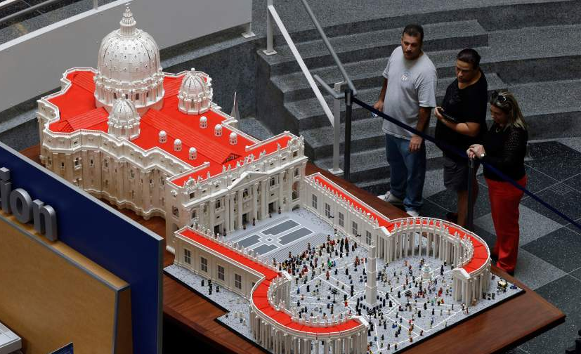 Así es la réplica del Vaticano que un sacerdote armó con 44 mil piezas de Lego | Curiosidades