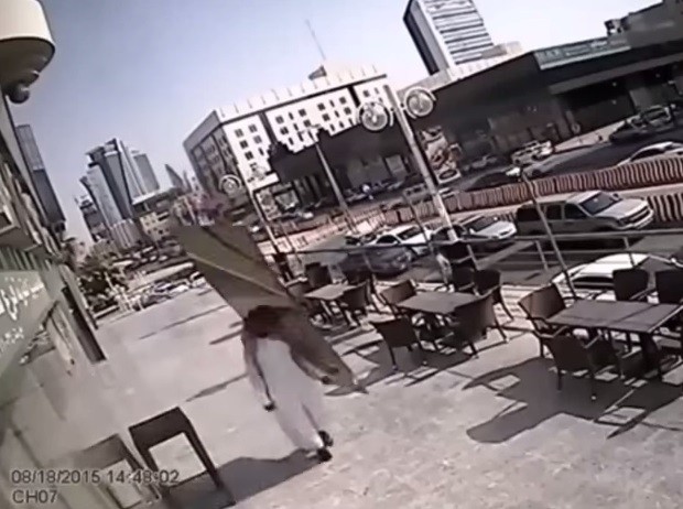 Un hombre casi muere decapitado por un panel de vidrio | Internacionales