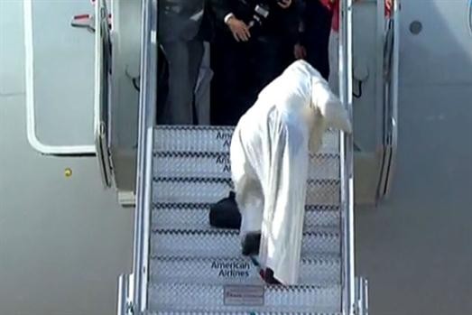 El tropezón del Papa al subir al avión | Internacionales